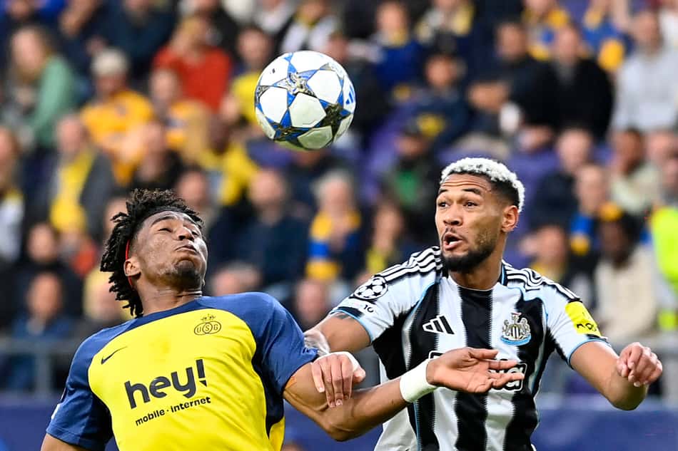 Joelinton disputa a bola em Union Saint-Gilloise x Newcastle (Foto: JOHN THYS / AFP)