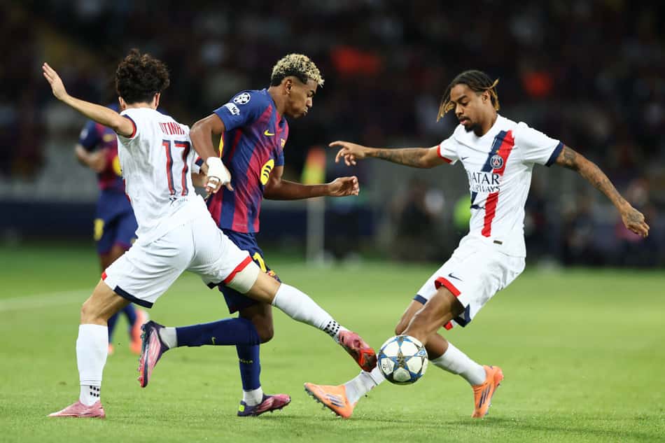 Lamine Yamal disputa bola com Vitinha e Bradley Barcola em Barcelona x PSG (Foto: Josep Lago / AFP)