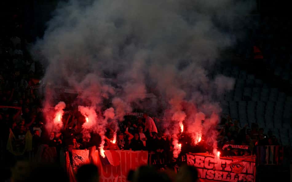 Torcida da Roma contra o Lille, pela Europa League (Foto: Filippo MONTEFORTE / AFP)