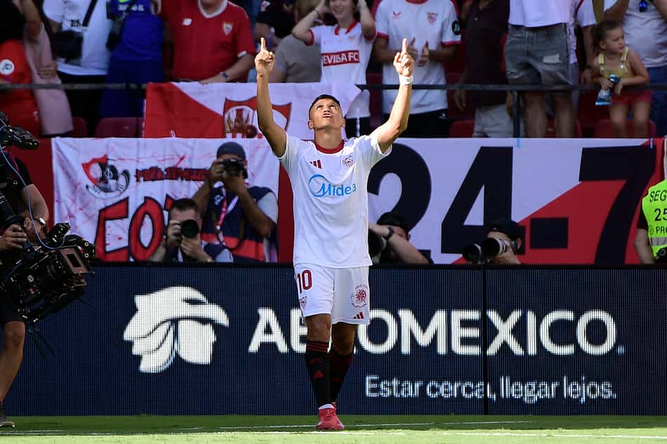 Alexis Sanchéz comemora gol do Sevilla sobre o Barcelona (Foto: CRISTINA QUICLER / AFP)