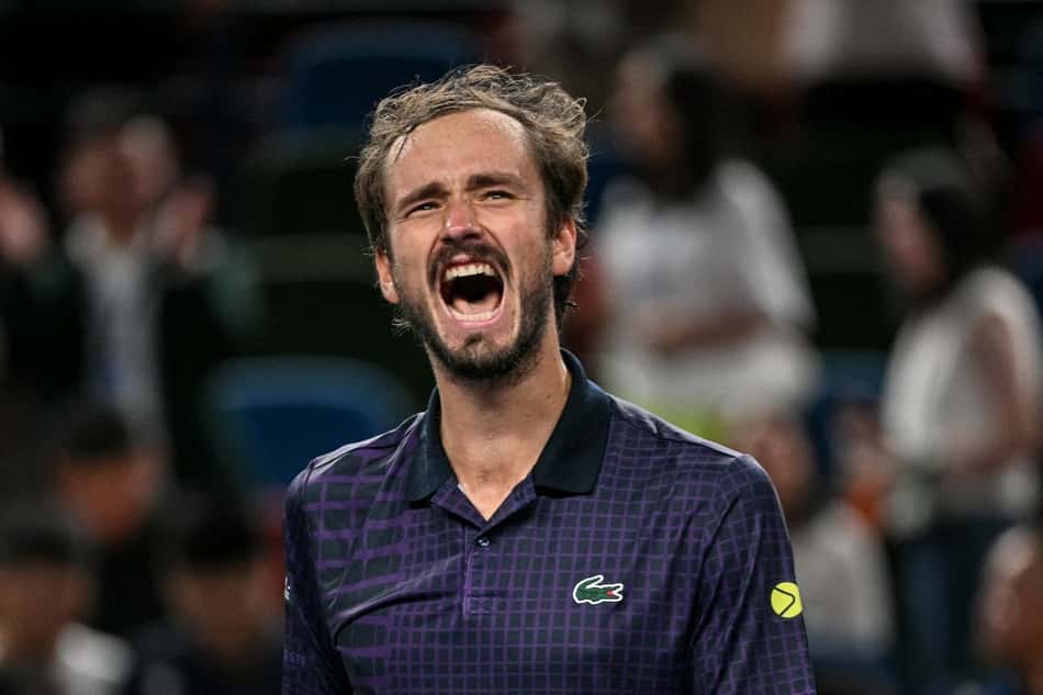 O russo Daniil Medvedev comemora ponto na vitória sobre o americano Learner Tien em Xangai (Foto: HECTOR RETAMAL / AFP)