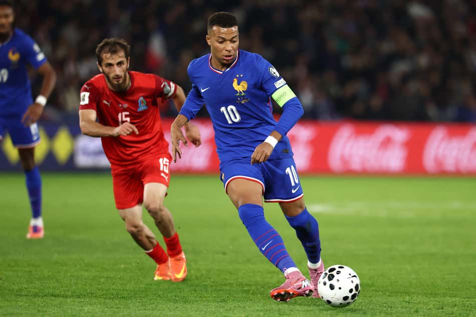 Mbappé em jogo da França contra o Azerbaijão pelas Eliminatórias (Foto: Franck Fife / AFP)