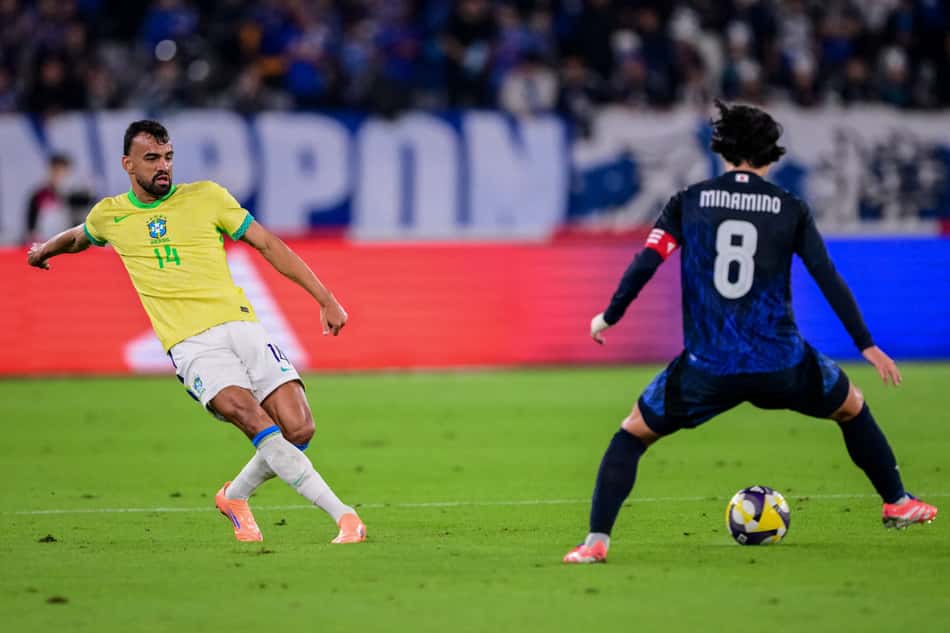 Zagueiro Fabrício Bruno entrega a bola para Minamino marcar na derrota da Seleção Brasileira para o Japão (Foto: Yuichi Yamazaki/AFP)