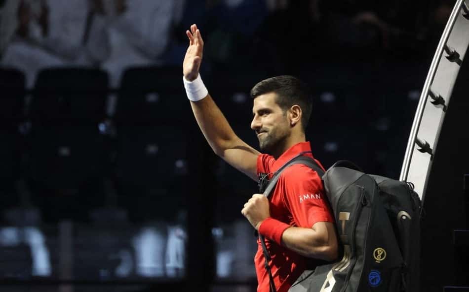 O sérvio Novak Djokovic se despede do público após nova derrota para Sinner