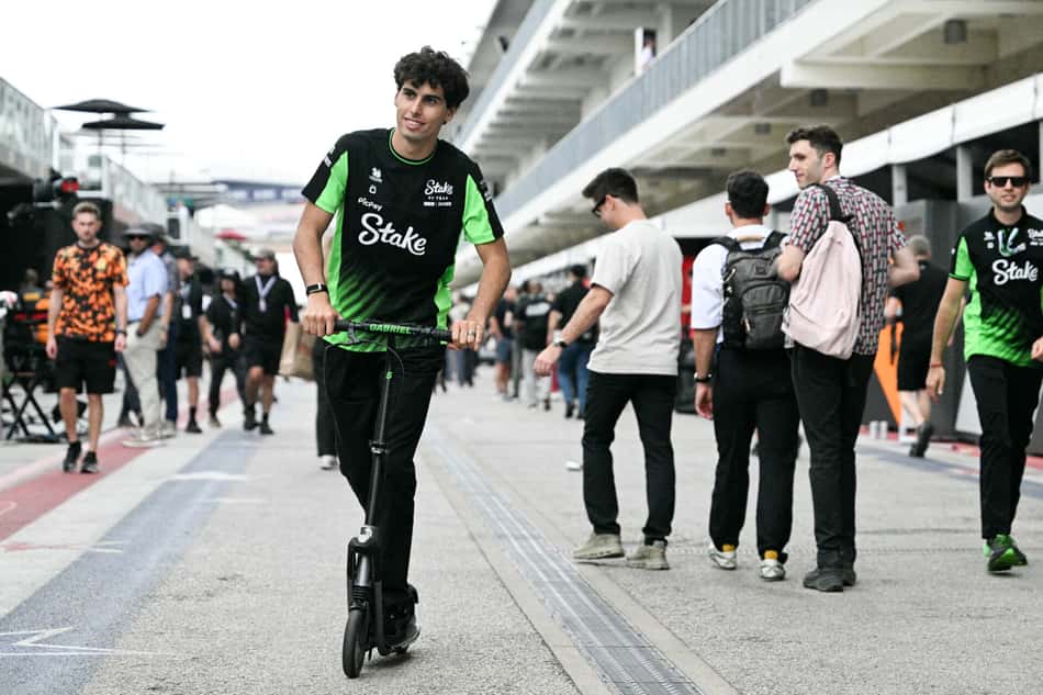 Brasileiro Gabriel Bortoleto, da Sauber, chega ao Texas para o GP dos Estados Unidos de F1 (Foto: Jim Watson / AFP)