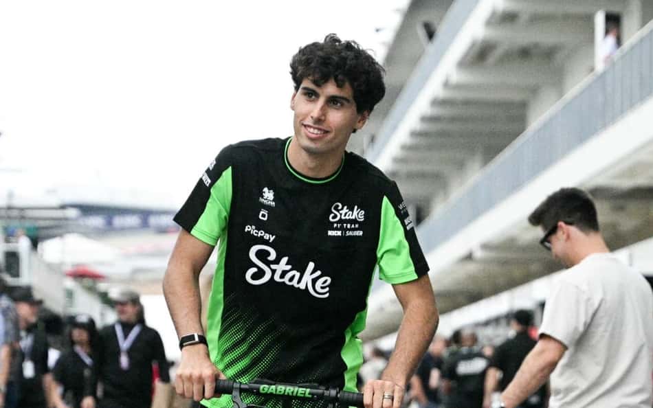 Brasileiro Gabriel Bortoleto, da Sauber, chega ao Texas para o GP dos Estados Unidos de F1 (Foto: Jim Watson / AFP)