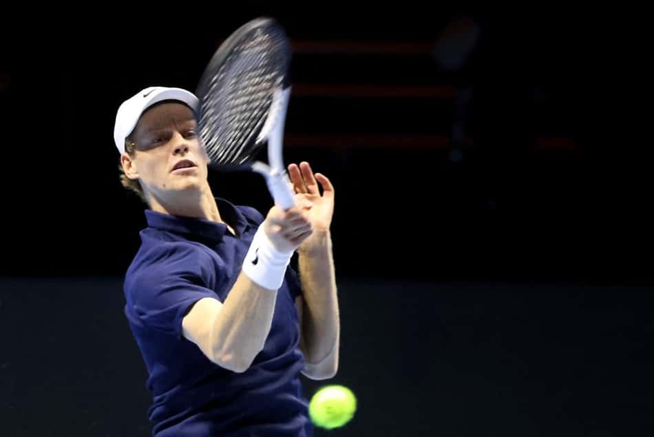 O italiano Jannik Sinner na vitória sobre o sérvio Novak Djokovic (Foto: Fayez NURELDINE / AFP)