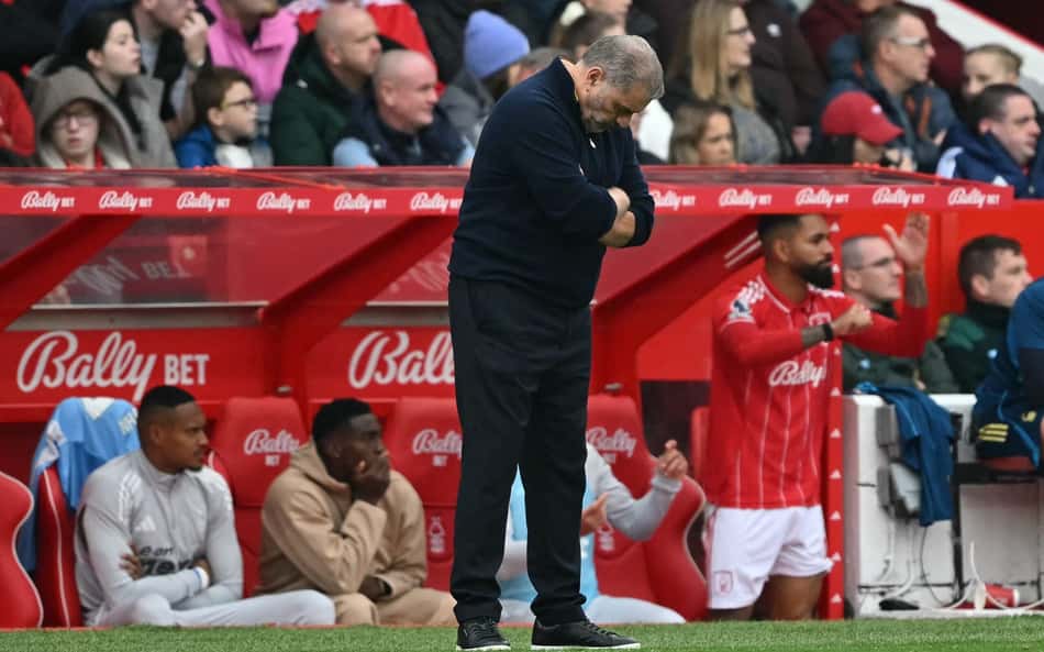 Ange Postecoglou durante derrota do Nottingham Forest (Foto: JUSTIN TALLIS / AFP)