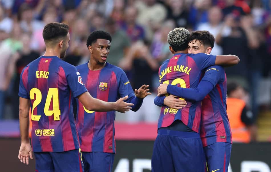 Pedri comemora gol com Yamal em Barcelona x Girona (Foto: Josep LAGO / AFP)