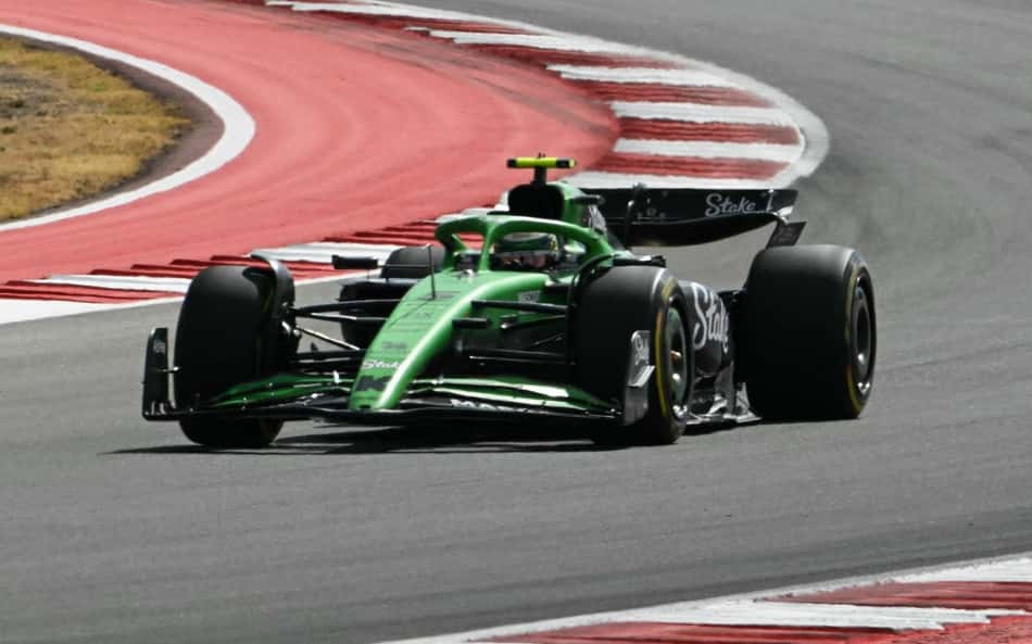 Kick Sauber's Brazilian driver Gabriel Bortoleto races ahead of Aston Martin's Canadian driver Lance Stroll during the United States Formula One Sprint at the Circuit of the Americas in Austin, Texas, on October 18, 2025. (Photo by RONALDO SCHEMIDT / AFP)