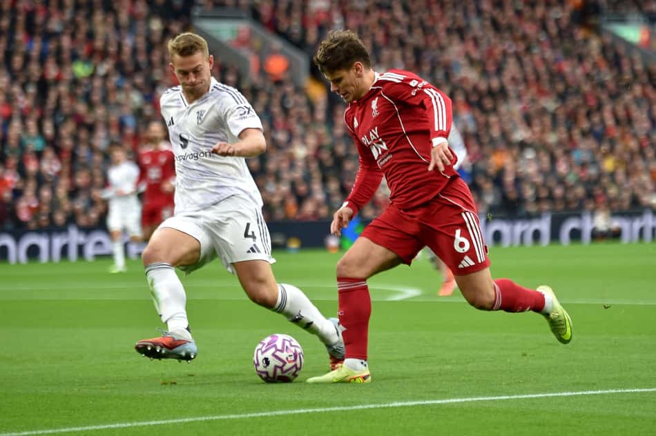 Liverpool x Manchester United (Foto: PETER POWELL / AFP)