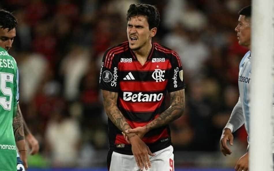 Pedro segurando a mão fraturada em Flamengo x Racing