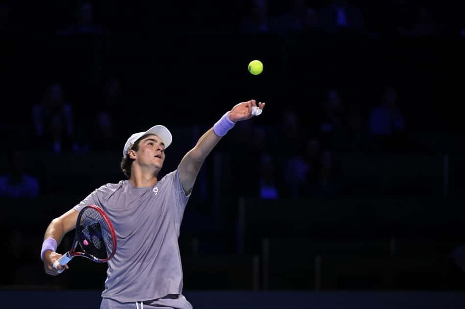 João Fonseca enfrenta Shapavalov no ATP da Basiléia (Foto: Fabrice COFFRINI / AFP)