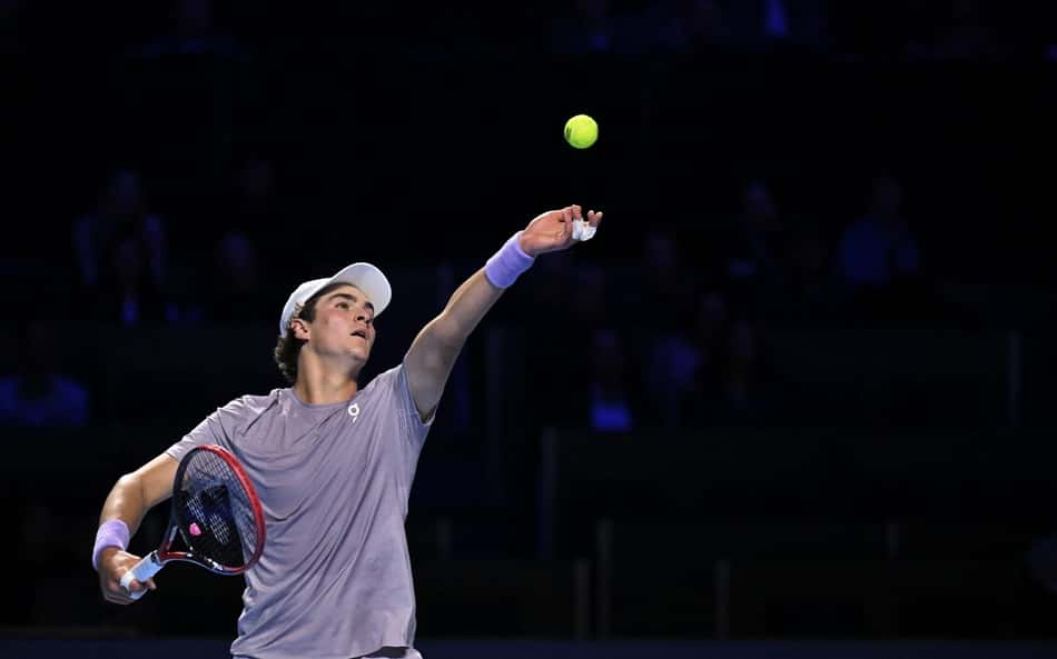 João Fonseca enfrenta Shapavalov no ATP da Basiléia (Foto: Fabrice COFFRINI / AFP)