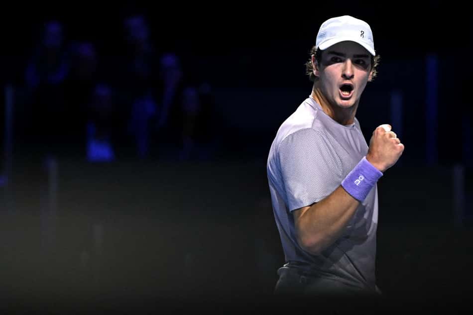 João Fonseca enfrenta Shapavalov no ATP da Basiléia (Foto: Fabrice COFFRINI / AFP)