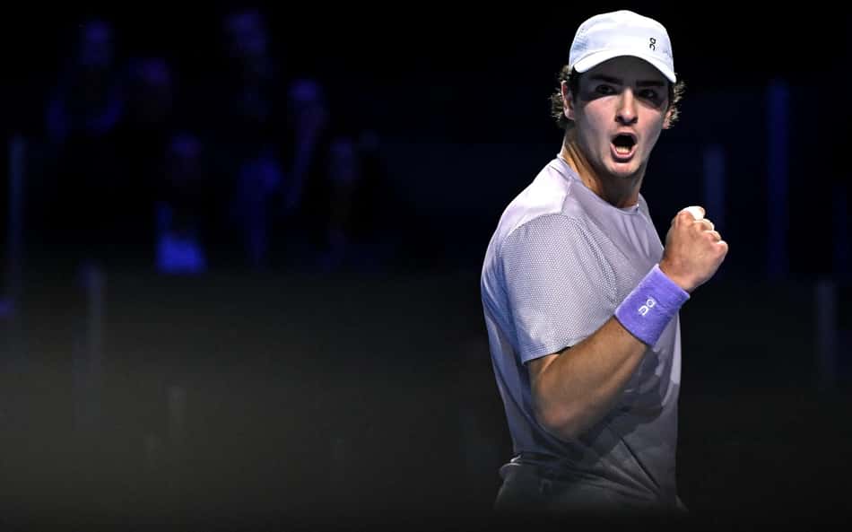 João Fonseca enfrenta Shapavalov no ATP da Basiléia (Foto: Fabrice COFFRINI / AFP)