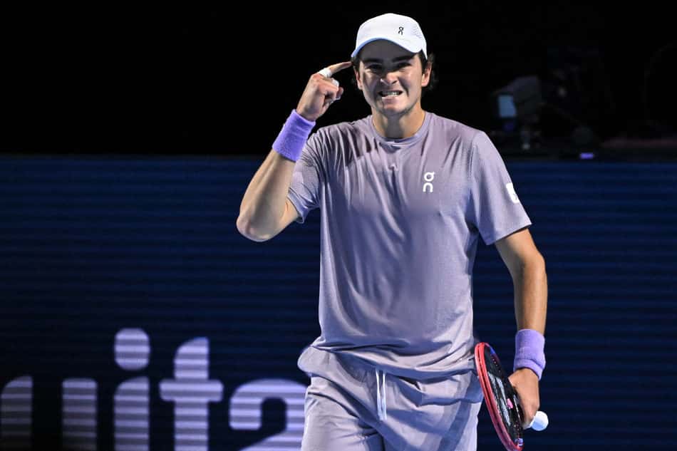 João Fonseca enfrenta Shapavalov no ATP da Basiléia (Foto: Fabrice COFFRINI / AFP)