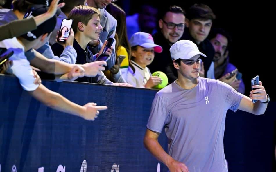 João Fonseca posa com fãs após a vitória na semifinal do ATP 500 da Basileia (Foto Fabrice COFFRINI / AFP)