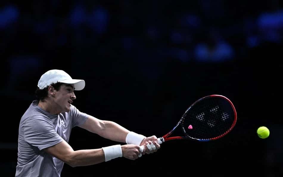João Fonseca bate de backhand na partida contra o russo Karen Khachanov na segunda rodada de Paris (Foto: JULIEN DE ROSA / AFP)