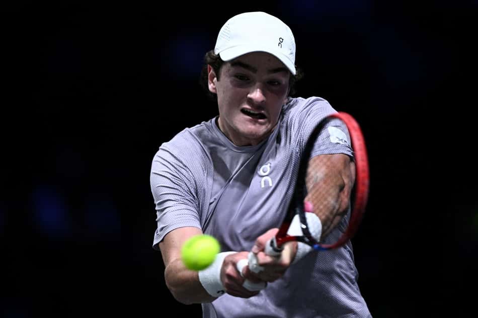 João Fonseca devolve de backhand na partida contra o russo Karen Khachanov na segunda rodada de Paris (Foto: JULIEN DE ROSA / AFP)