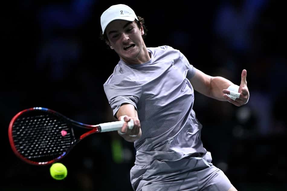 João Fonseca bate de forehand na partida contra o russo Karen Khachanov na segunda rodada de Paris (Foto: JULIEN DE ROSA / AFP)