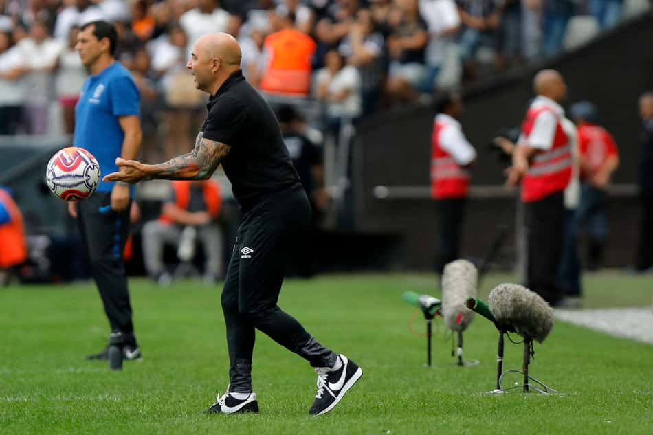 Sampaoli em duelo contra Carille, do Corinthians (Foto: Daniel Vorley/AGIF)