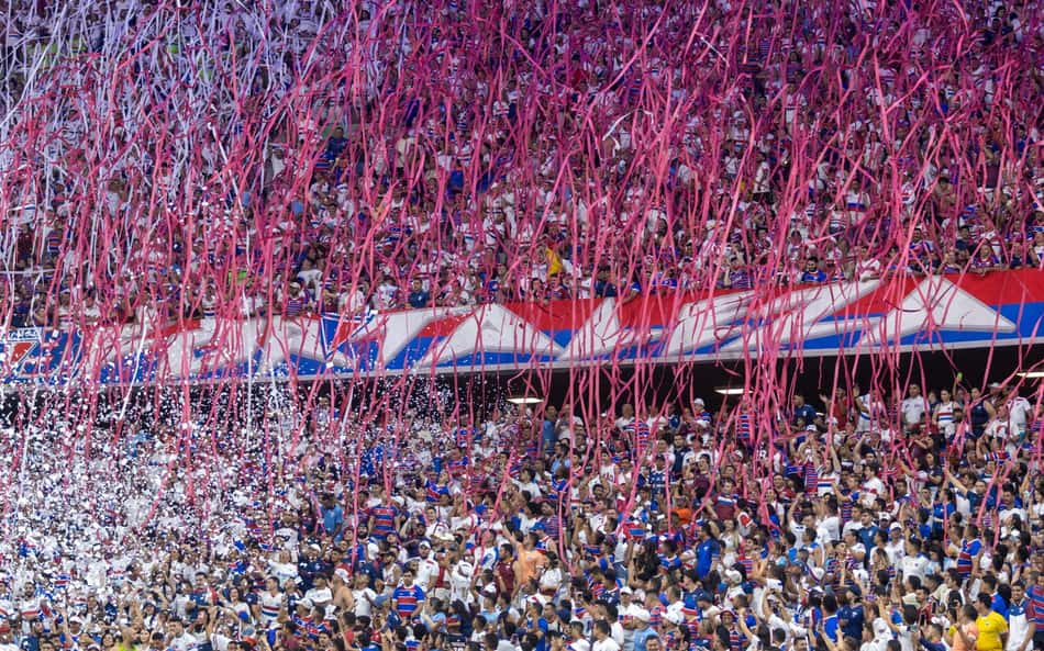 Torcida do Fortaleza no Castelão (Foto: Lucas Emanuel/AGIF)