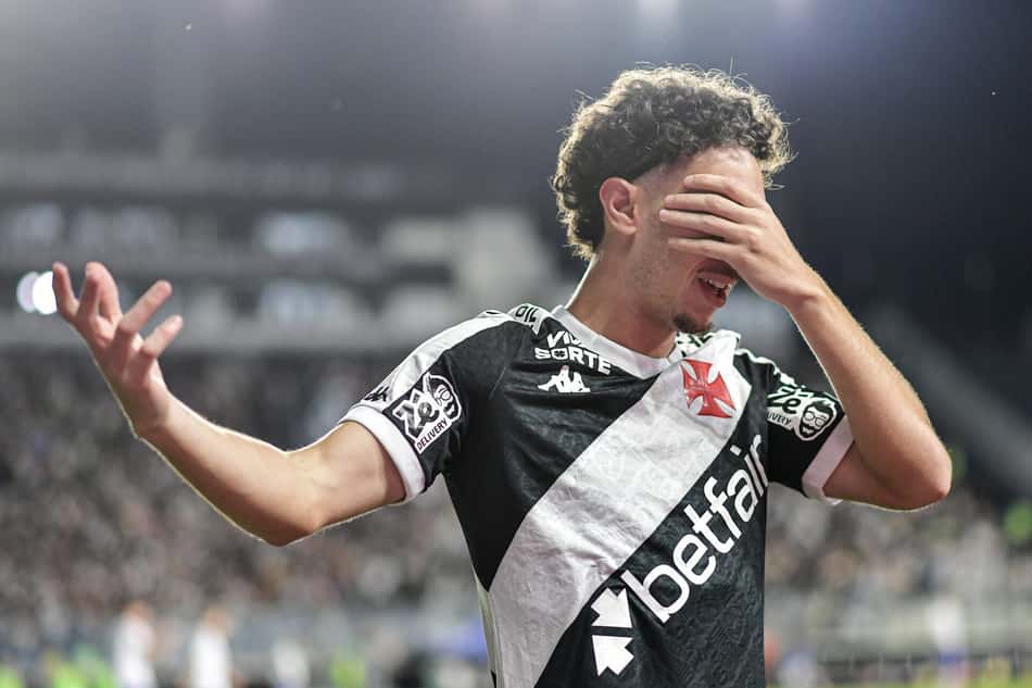 Nuno Moreira comemora gol do Vasco contra o Fortaleza