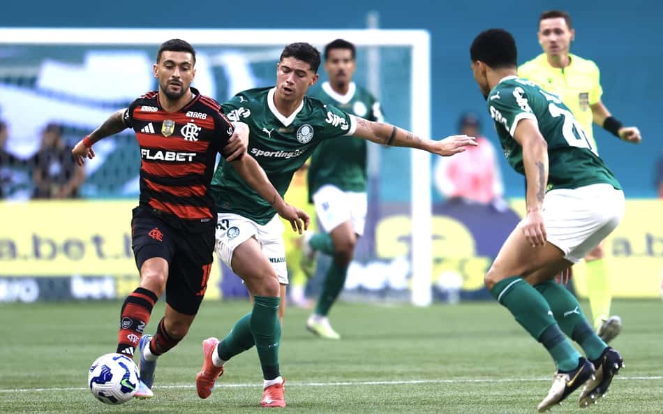 Flamengo e Palmeiras se enfrentam pela 28ª rodada do Campeonato Brasileiro (Foto: Marcello Zambrana/AGIF)