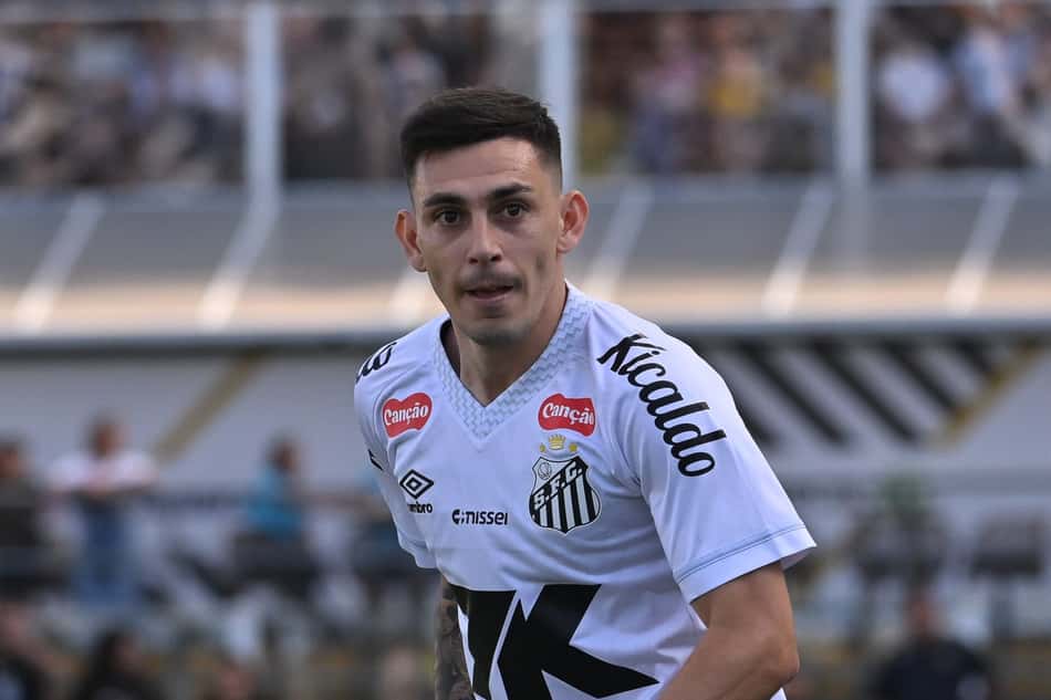 Escobar retorna de suspensão diante do Grêmio. (Foto: Jota Erre/AGIF)