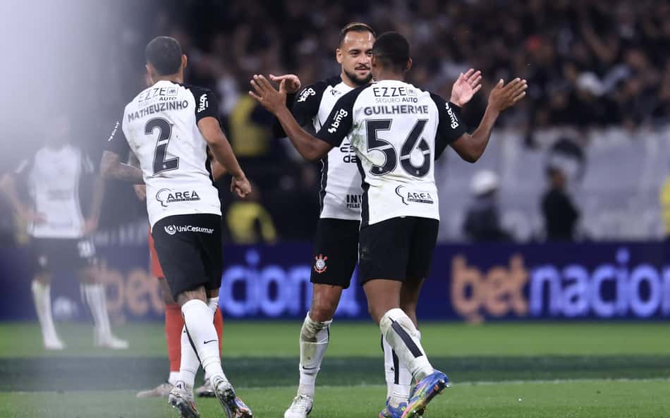 E a pontaria? Veja quem menos precisa de chances para marcar pelo Corinthians