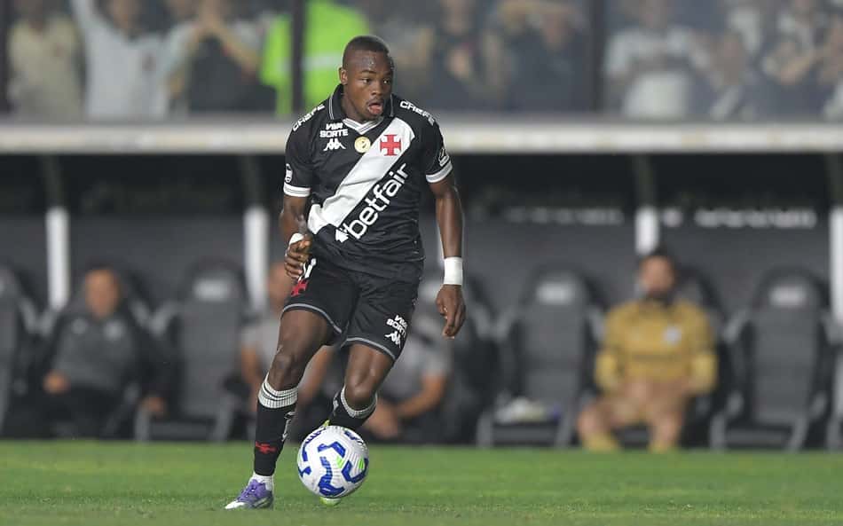 Jogador do Vasco posta vídeo dançando e torcida reage: 'Inimigo do gol'