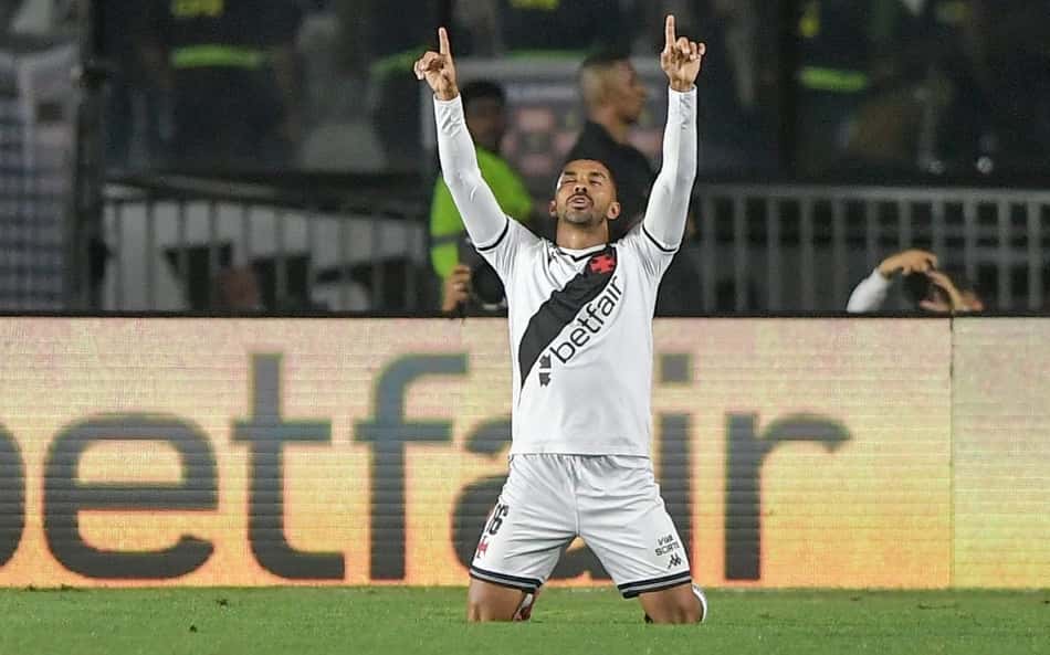 Um terço dos gols do Vasco em 2025 tiveram participação dos laterais