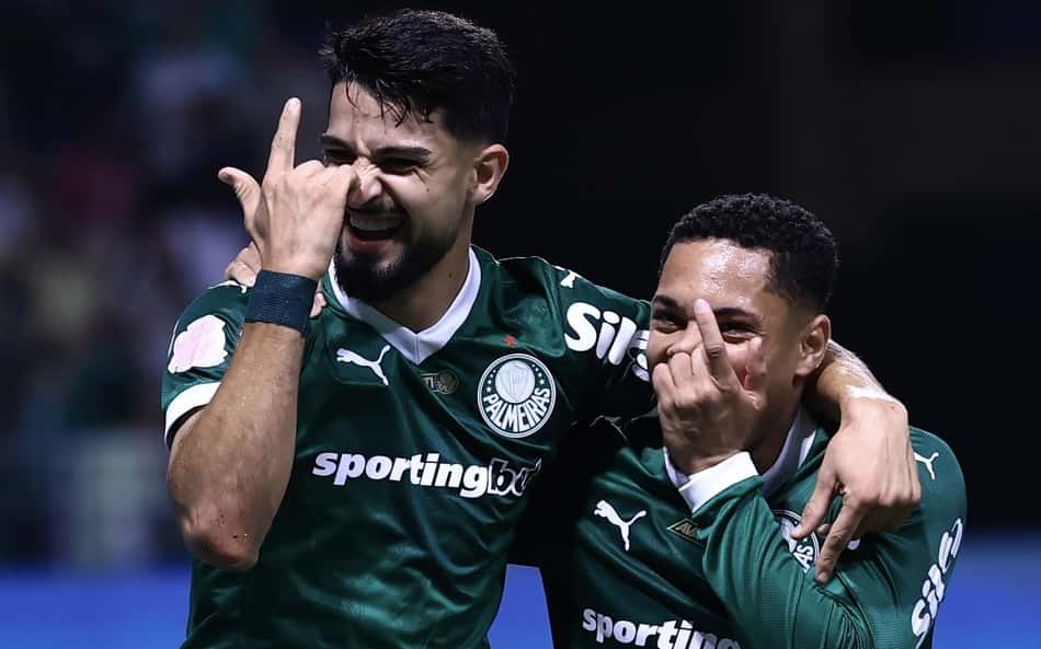 Flaco López e Vitor Roque, atacantes do Palmeiras, comemoram gol marcado
