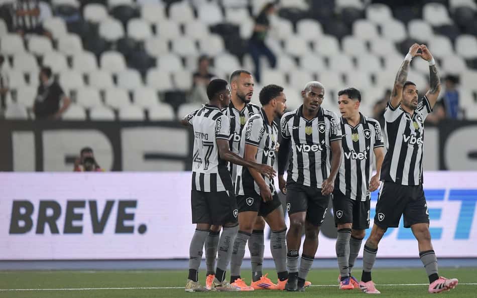 Botafogo celebra vitória importante, mas liga alerta para postura em campo