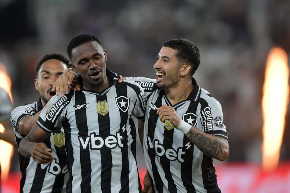 Santi Rodríguez e Jeffinho comemoram gol pelo Botafogo (Foto: Thiago Ribeiro/AGIF)
