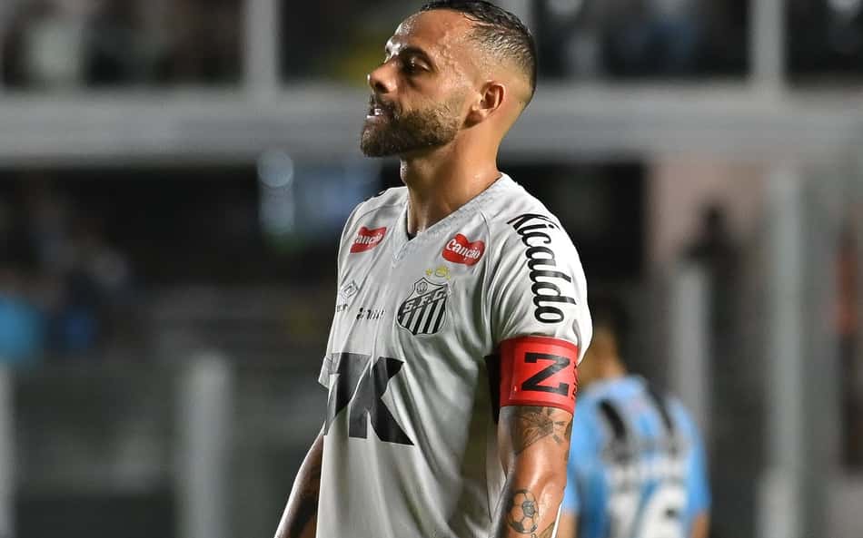 Santos vê distância para o Z-4 diminuir e liga sinal de alerta