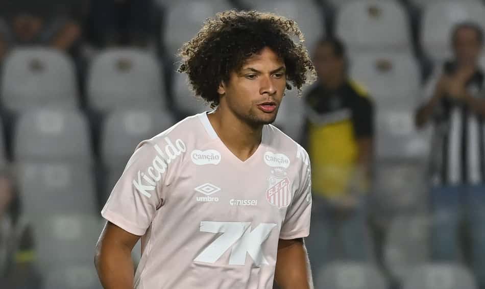 Willlian Arão será titular pela primeira vez com a camisa do Santos. (Foto: Jota Erre/AGIF)