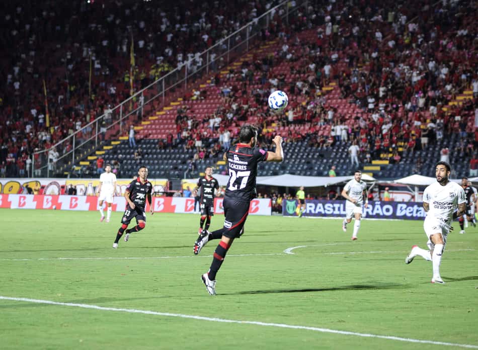 Raúl Cáceres em ação contra o Ceará (Foto: Marcio Jose/AGIF)