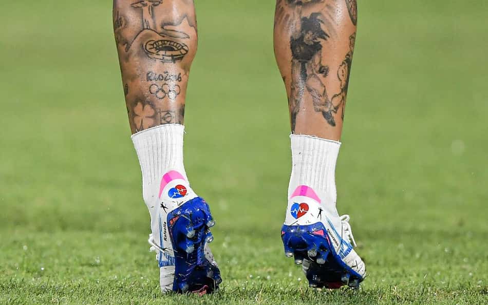 Gabigol leiloa chuteira usada no jogo do Cruzeiro com o Flamengo