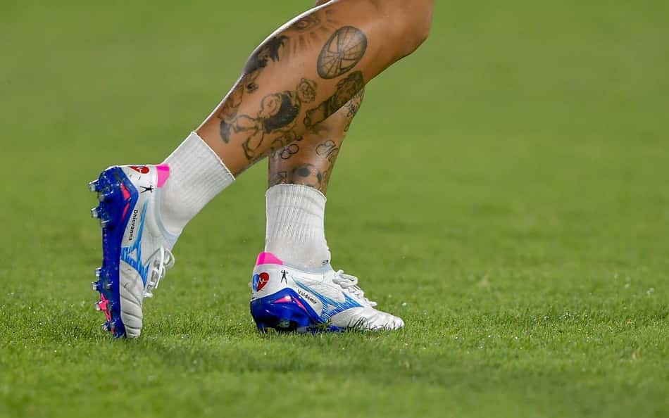 Chuteira de Gabigol usada em jogo no Maracanã é leiloada por mais de R$ 100 mil