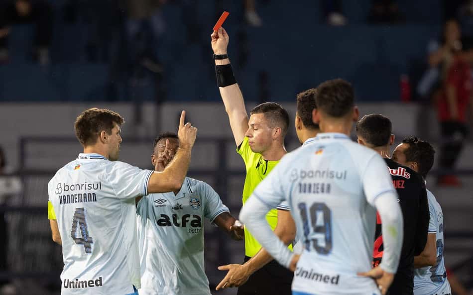 Órgão do STJD pede anulação de cartões à atletas do Grêmio
