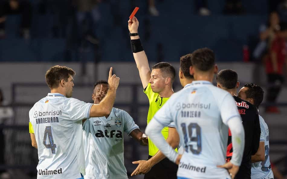 Grêmio reclamou da expulsao de Kannemann (Foto: Joisel Amaral/AGIF)