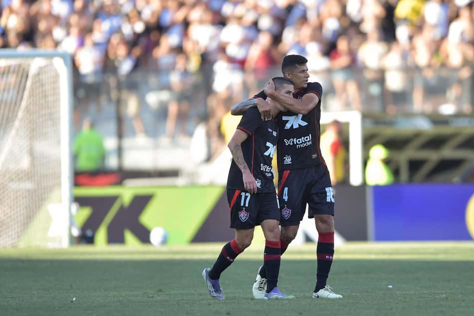 Camutanga e Cantalapiedra comemoram gol do Vitória contra o Vasco em São Januário (Foto: Thiago Ribeiro/AGIF)