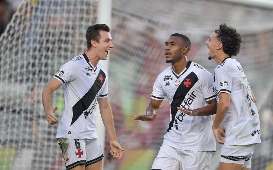 Rayan comemora seu segundo gol contra o Vitória (Foto: Thiago Ribeiro/AGIF)
