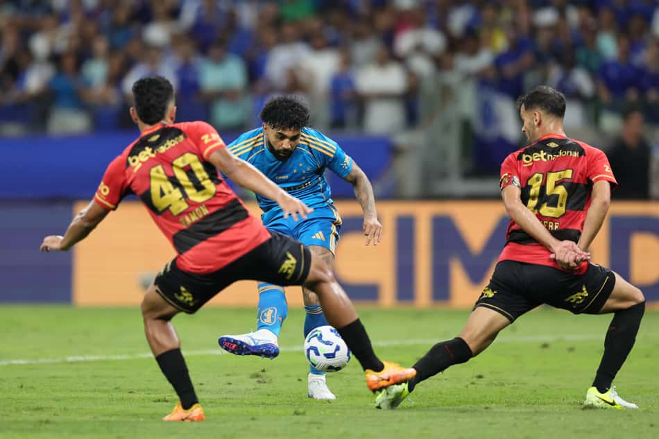 Gabigol usa o pé direito para fazer o gol do Cruzeiro contra o Sport (Foto: Gilson Lobo/AGIF)