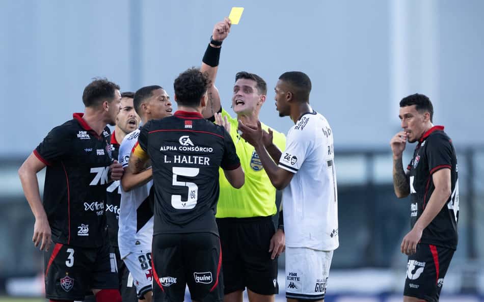 Árbitro Fernando Antônio Mendes dá cartão amarelo para Lucas Halter (Foto: Jorge Rodrigues/AGIF)