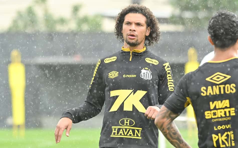 Willian Arão briga por uma vaga entre os titulares (Foto: Jota Erre/AGIF)