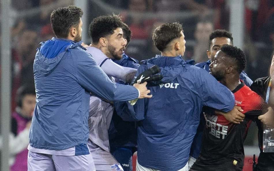 Athletico x Avaí tem provocação de goleiro, confusão e três expulsões