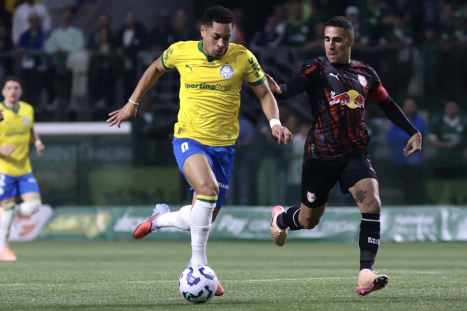 Vitor Roque disputa bola com Gabriel em Palmeiras x Bragantino (Foto: Marcello Zambrana/AGIF)